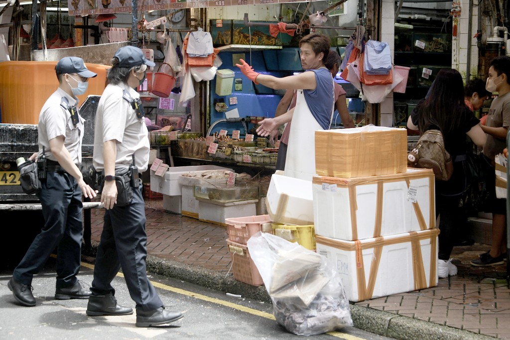 政府中人指，食環署與警務處同為香港規模最大的政府部門之一，均承擔着大量直接面對市民的前線工作。
