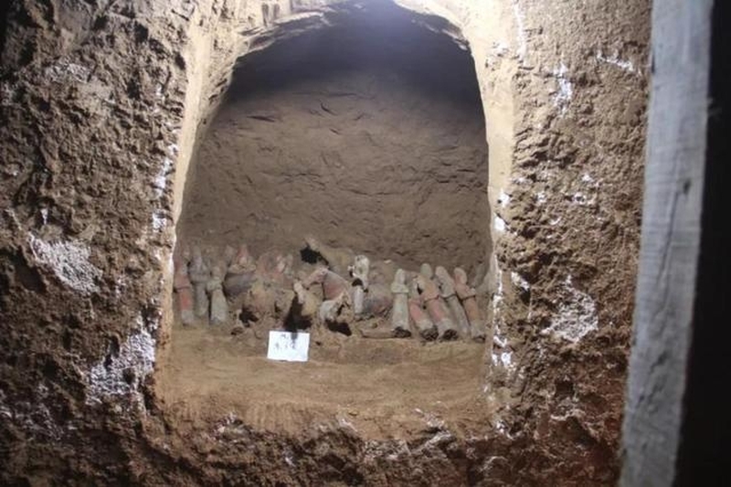 出土各类文物120余件(组),主要为彩绘陶俑。(网图)