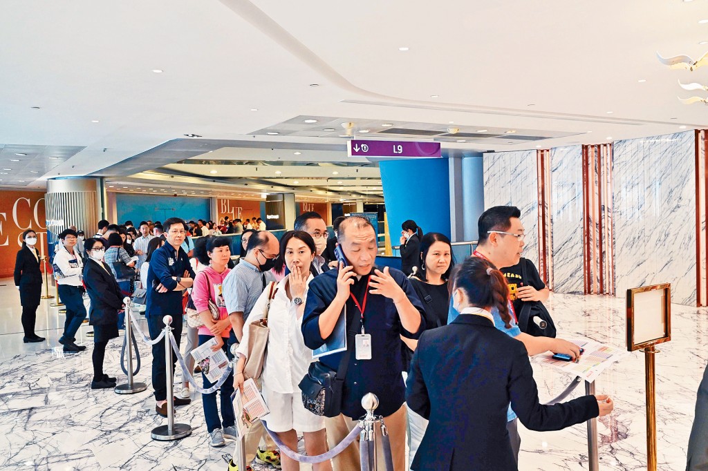 Blue Coast昨續開放示位參觀，吸引大批睇樓客參觀。
