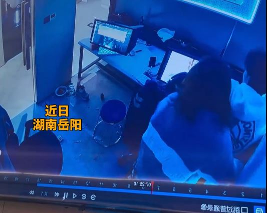 岳陽男子包房打機期間，被闖入的女子猥褻。@河南法制報