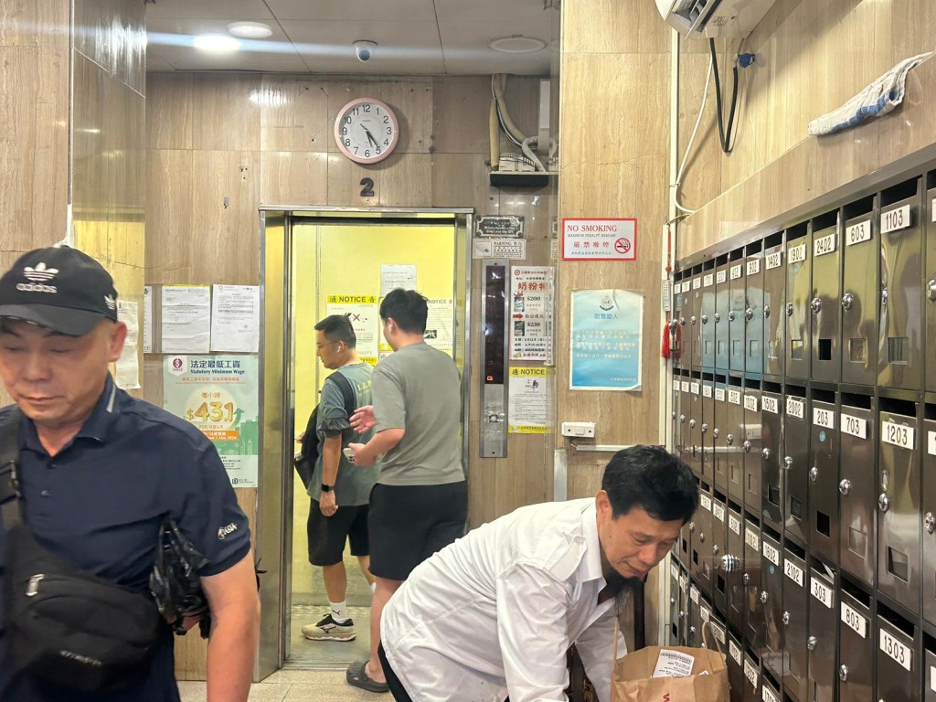 男童的左前臂被升降機門夾到。曾志恒攝 男童的左前臂被升降機門夾到。曾志恒攝
