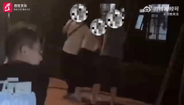 網傳片段，江西某高校內2男1女在拉扯。