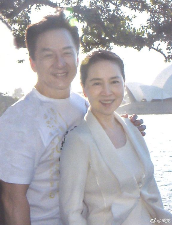 成龍結婚36年才跟老婆首告白：林鳳嬌，我愛你。