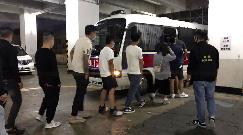 警方在行動中帶走多人。