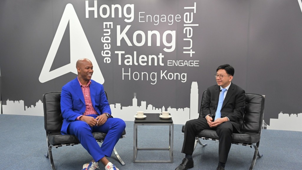 籃球名宿馬布里(左)申請「高才通」來港，孫玉菡(右)稱自己是首次與籃球名宿見面。勞工及福利局facebook圖片