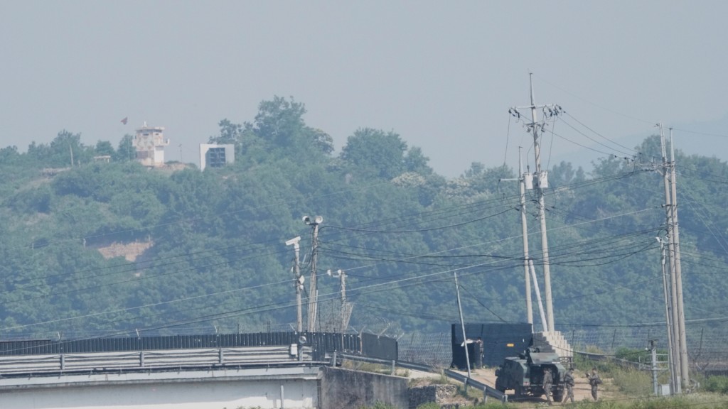 南北韓關係緊張,圖為北韓軍警哨所(右下)與南韓陸軍士兵與心戰擴音器。 美聯社 南北韓關係緊張,圖為北韓軍警哨所(右下)與南韓陸軍士兵與心戰擴音器。 美聯社