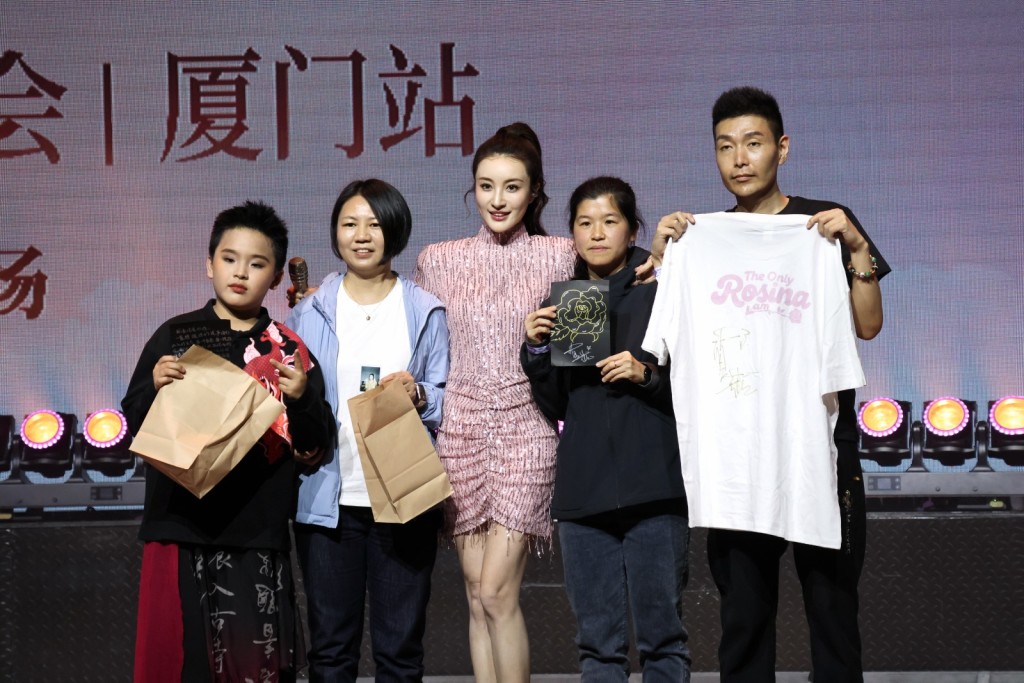 同粉絲影相留念。