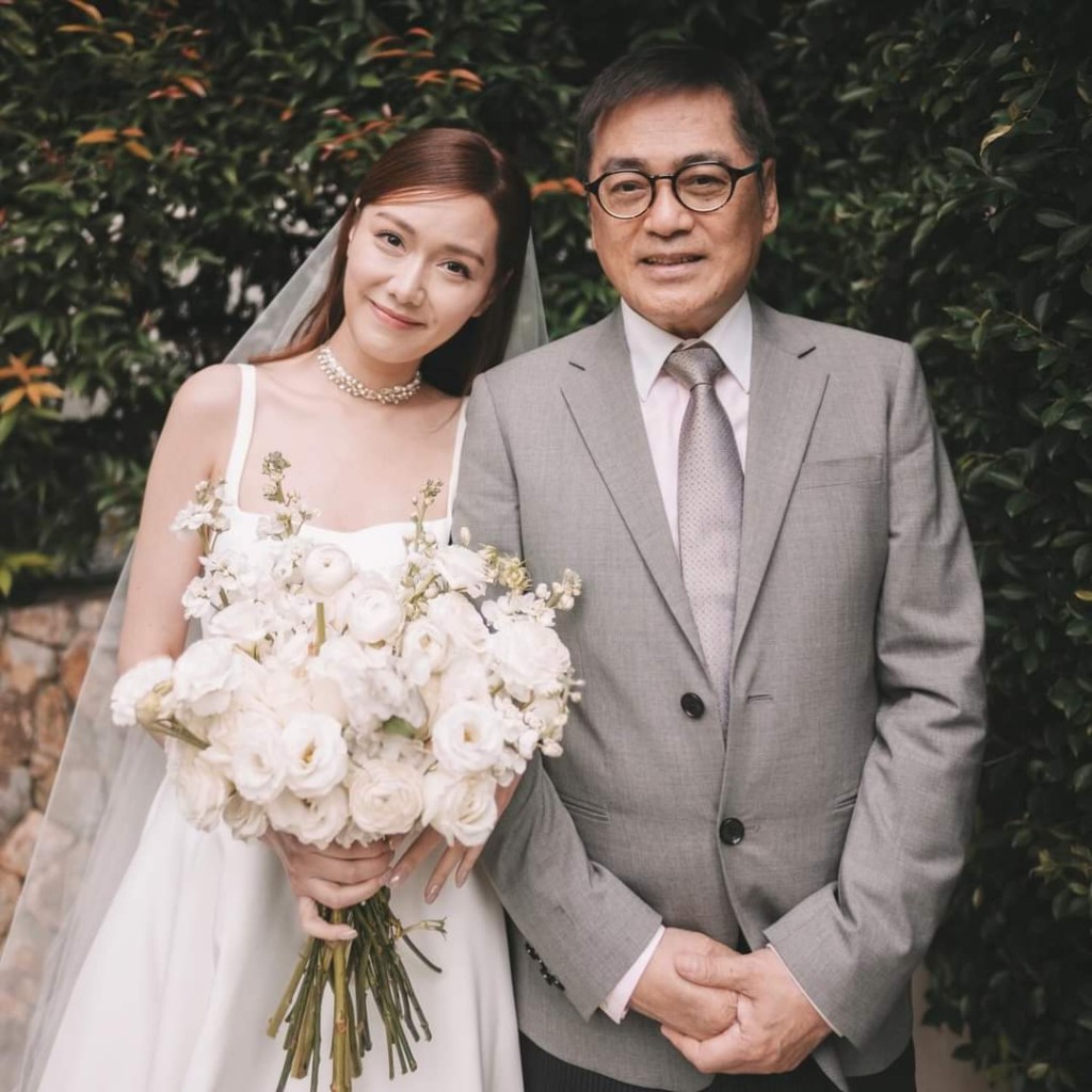 婚禮上靚湯蹺住67歲爸爸湯鎮宗的手。
