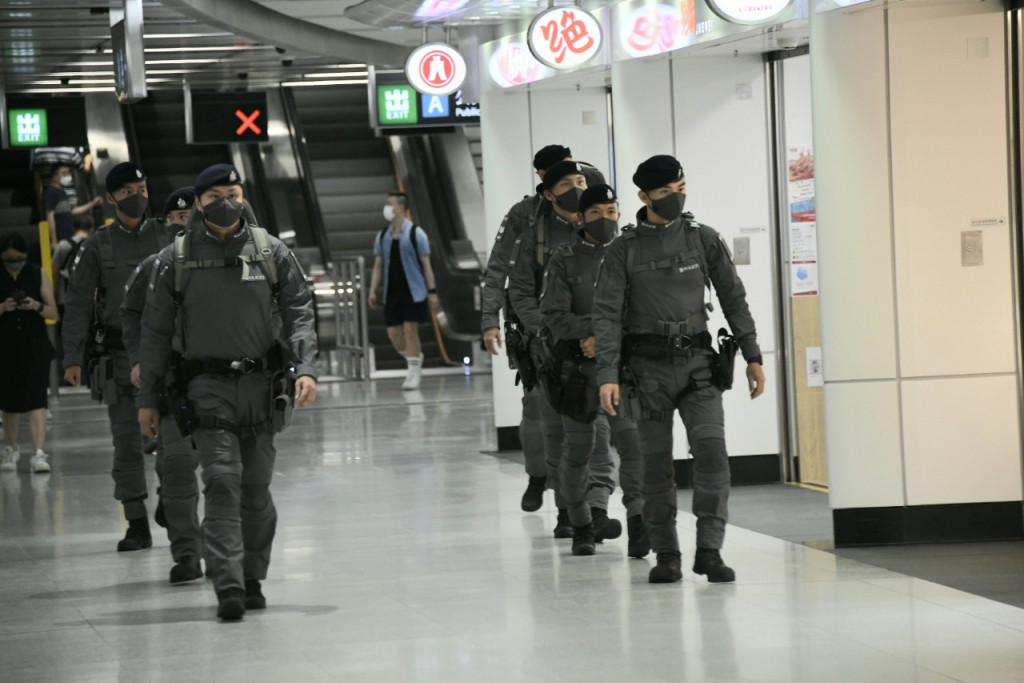 鐵路應變部隊、反恐特勤隊及機場特警在會展站一帶巡邏。