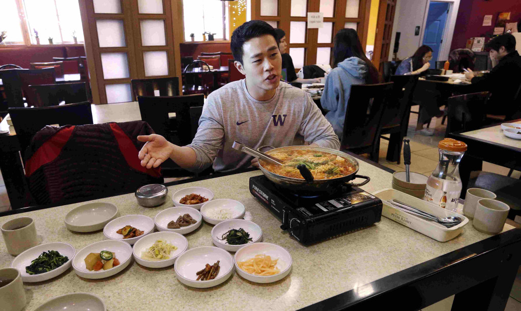 韓國部隊鍋和餐前小食。