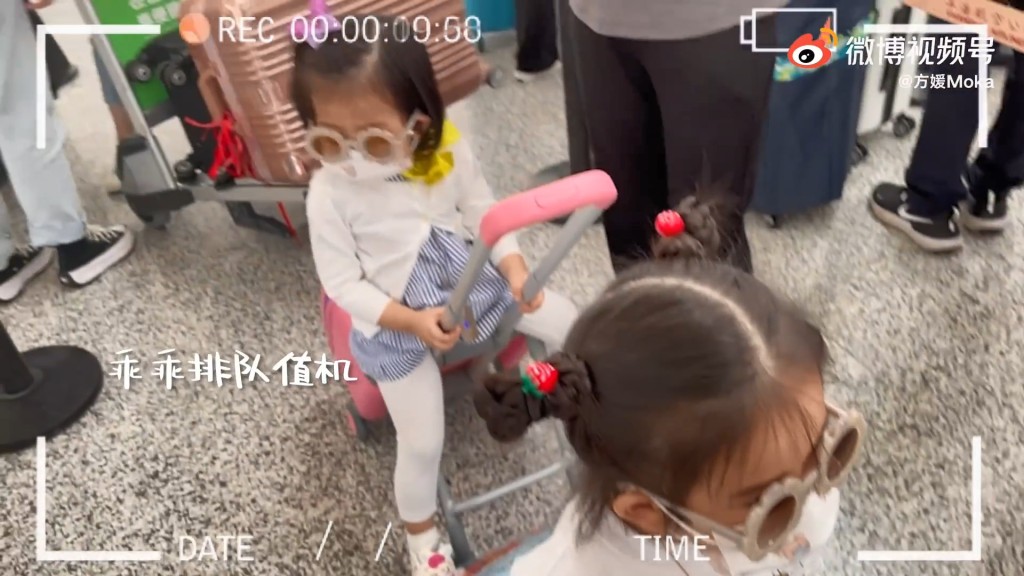 全程乖乖跟着媽咪。