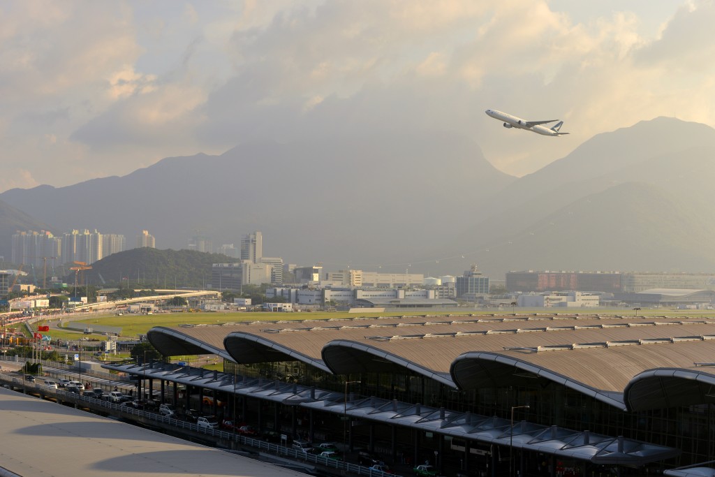 香港國際機場於2025年10月份共處理537萬人次旅客,飛機起降量達34,465架次,分別按年上升18%及9.1%。 香港國際機場於2025年10月份共處理537萬人次旅客,飛機起降量達34,465架次,分別按年上升18%及9.1%。