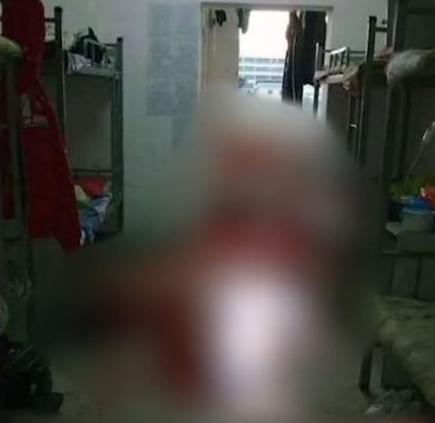 马加爵在大学宿舍以铁锤击杀4名同学。