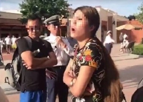 被揭發偷走嬰兒車後，偷車女的情緒愈來愈激動。（網圖）