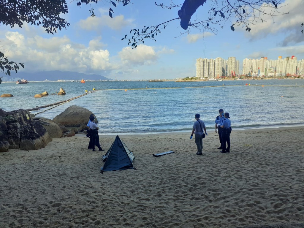 警方以帳篷遮蓋死者遺體。