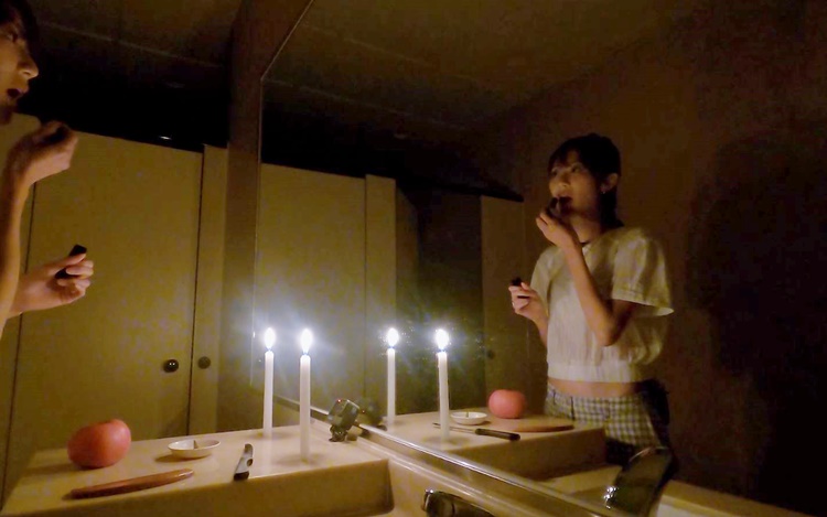 点蜡烛对镜化妆。