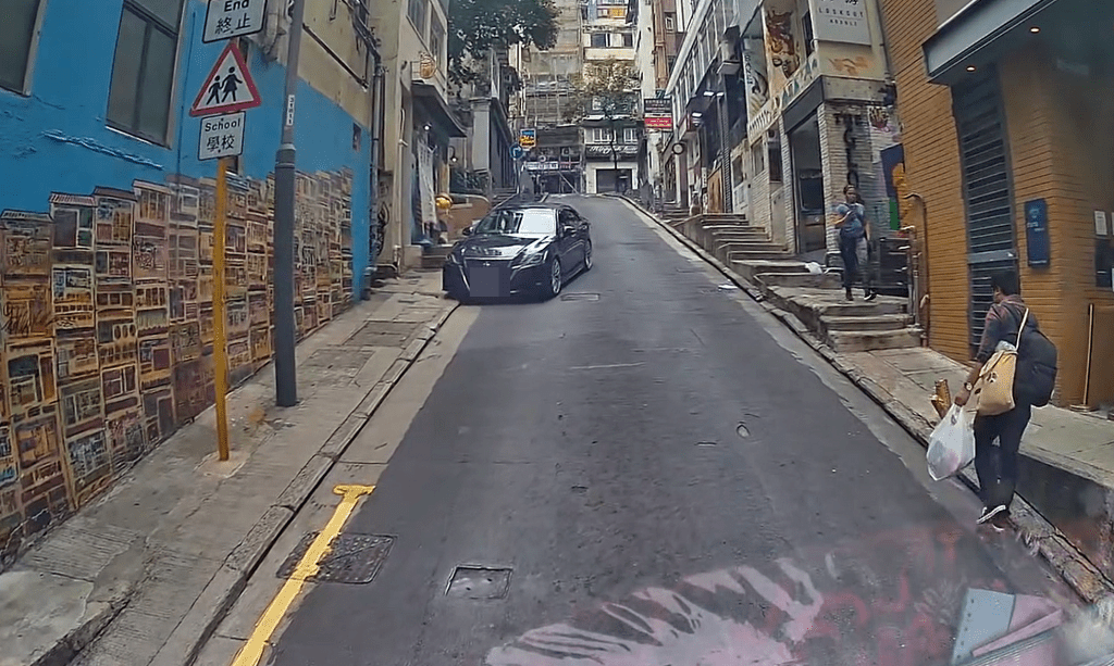 逆駕私家車剷上行人路讓路。fb：車cam L（香港群組）