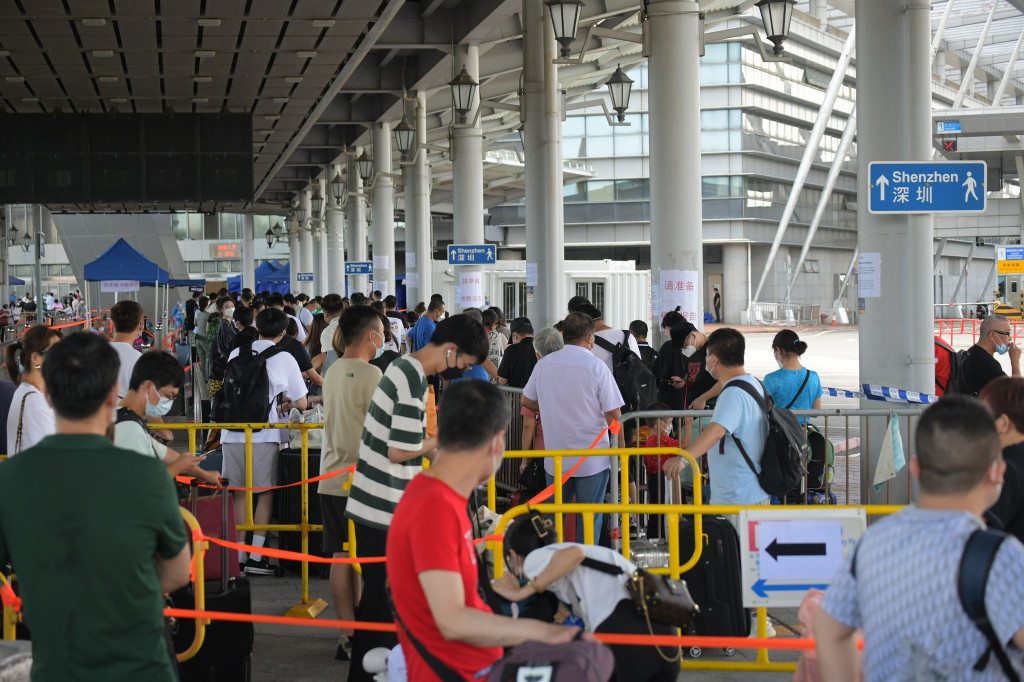 政府呼吁旅客避免在最繁忙时段前往深圳湾口岸过关。资料图片