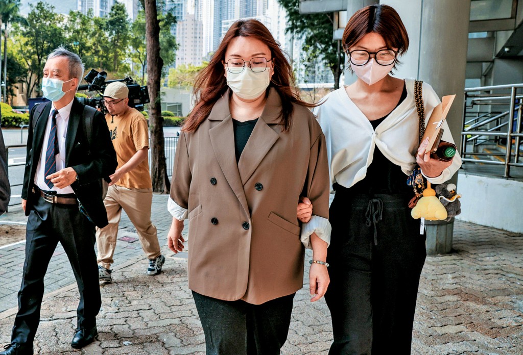 43岁茵翠苑时任法团秘书周淑霞（左），被控串谋向代理人提供利益罪。