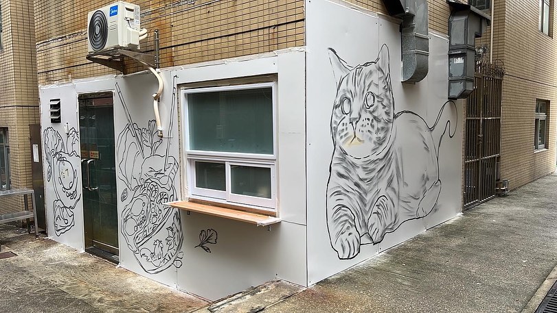 俄罗斯涂鸦艺术家Vladimir为马湾一间新开食店的外墙喷上「打卡第三猫」，近日公开制作过程。
