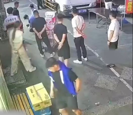 孟先生見小偷逃跑，本能用其1.97米的身軀，協助警察阻截。內蒙古晨報