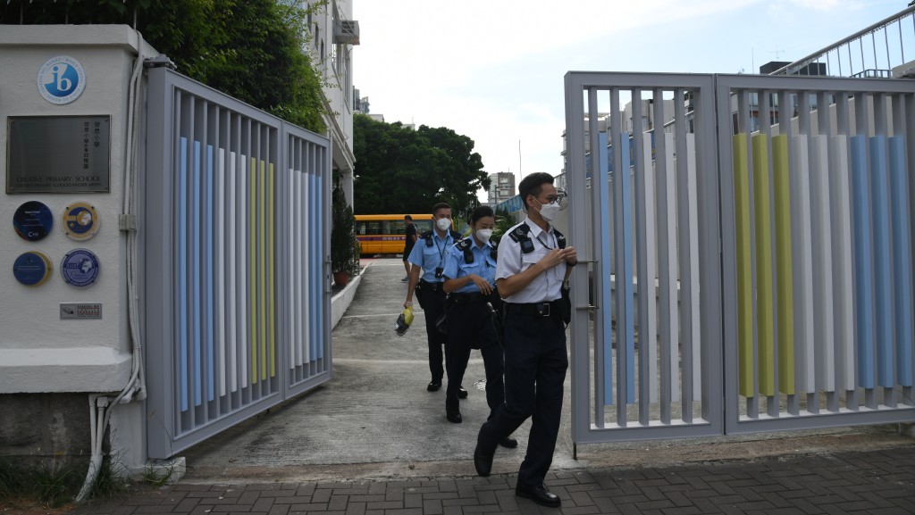 警員在學校調查後離開。