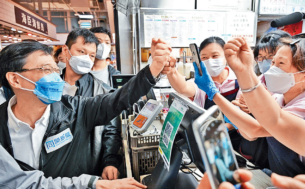 同開新篇■行政長官李家超五月選舉時落區接觸市民，盡顯親民本色。蘇正謙攝