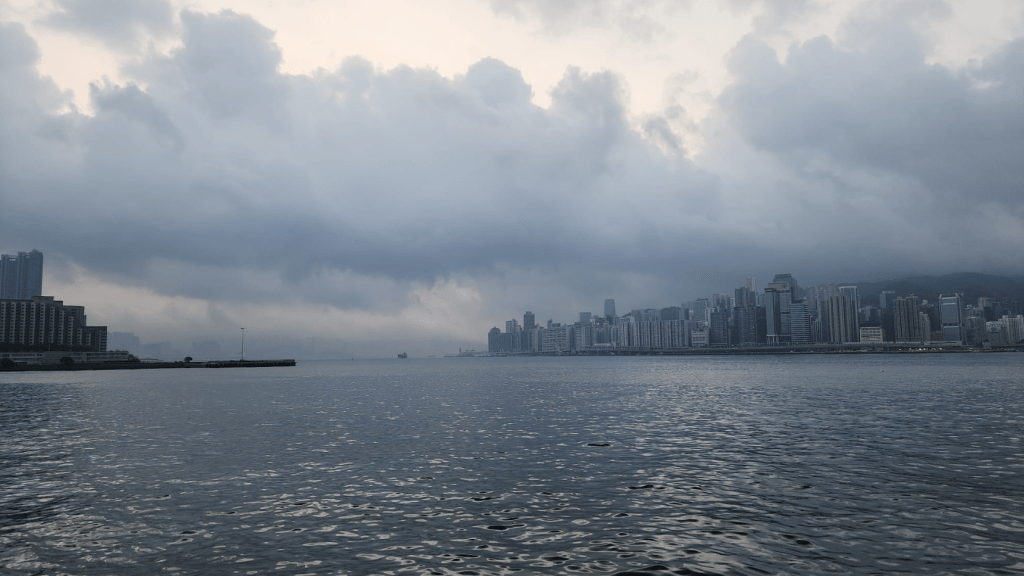 本港地区今日大致多云，初时局部地区能见度较低。黎志伟摄