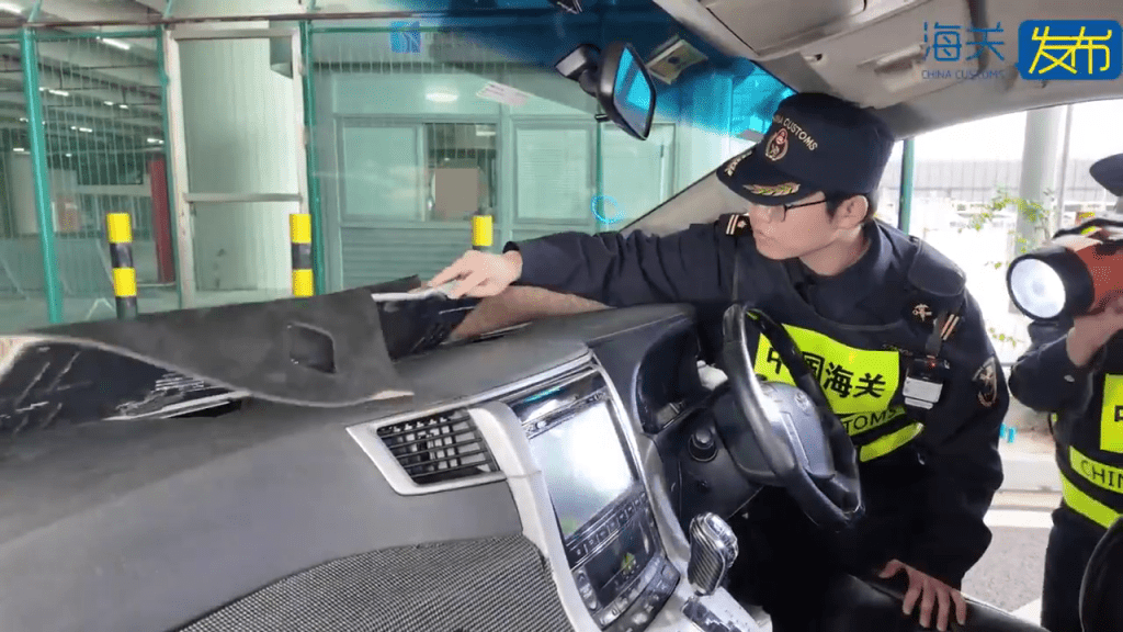 海关人员在仪表板发现暗格。