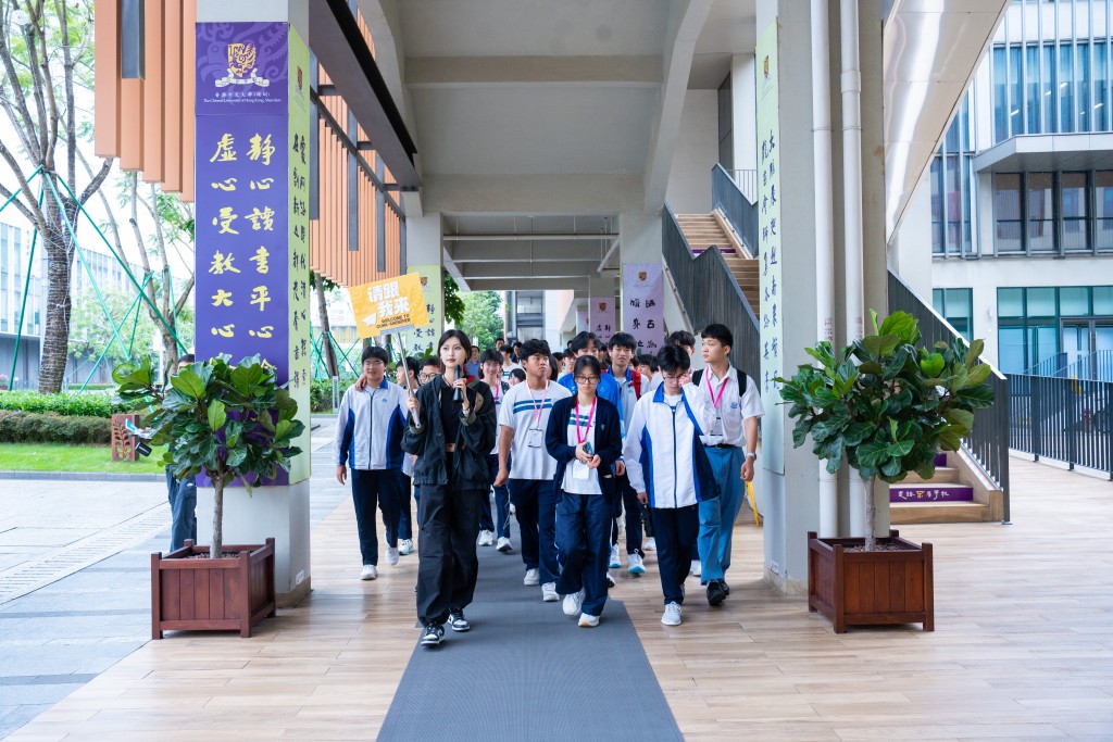 参观香港中文大学（深圳）。