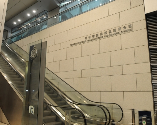 警方有組織罪案及三合會調查科拘捕5警員及2男子。資料圖片