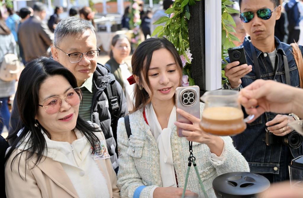 是次市集結合咖啡及花藝為主題,設有15間本地咖啡、茶葉、甜點攤檔及繪畫工作坊。 是次市集結合咖啡及花藝為主題,設有15間本地咖啡、茶葉、甜點攤檔及繪畫工作坊。