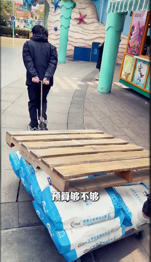 「狼尾兄弟」憑細膩、立體感強烈的浮雕壁畫成功創業。抖音@狼尾兄弟的浮雕VLOG