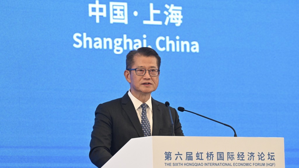 財政司司長陳茂波今日（5日）出席第六屆中國國際進口博覽會——虹橋國際經濟論壇「金融活水聚力服務實體經濟」分論壇。政府新聞處