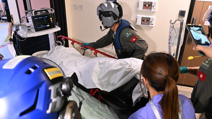 行山女疑中暑暈倒，由直升機送院。