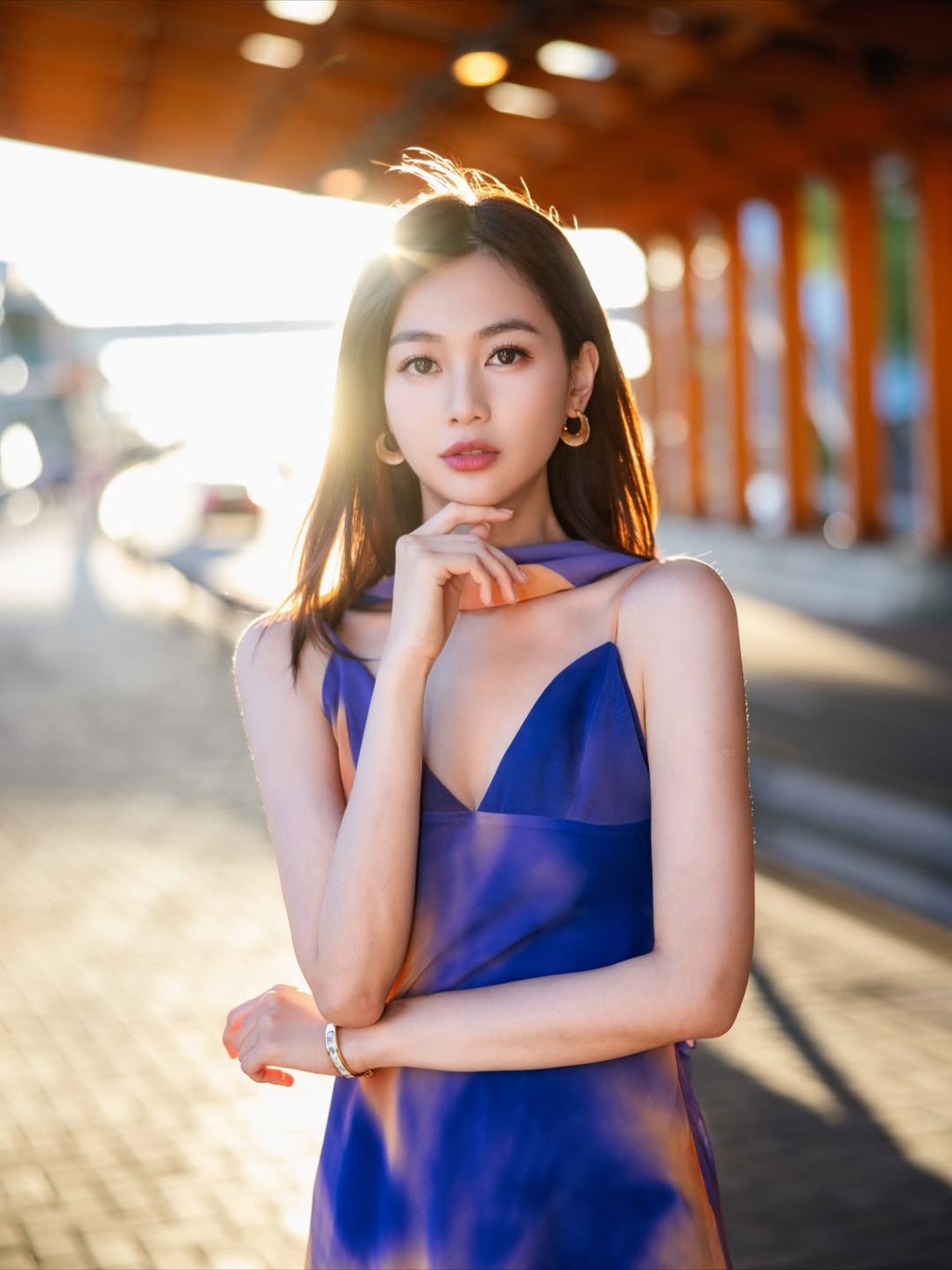 郭柏妍挑戰低胸吊帶裙。
