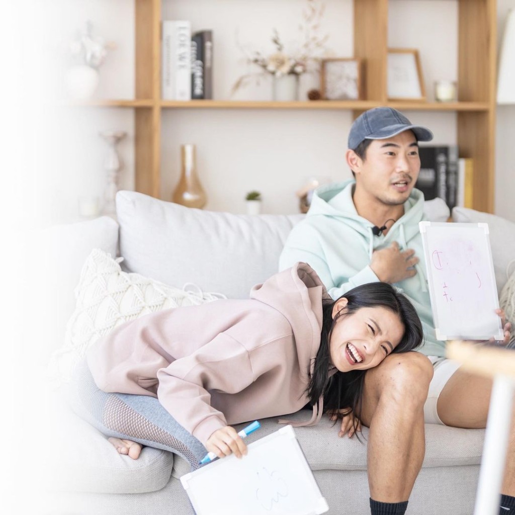 二人暗暗放閃。