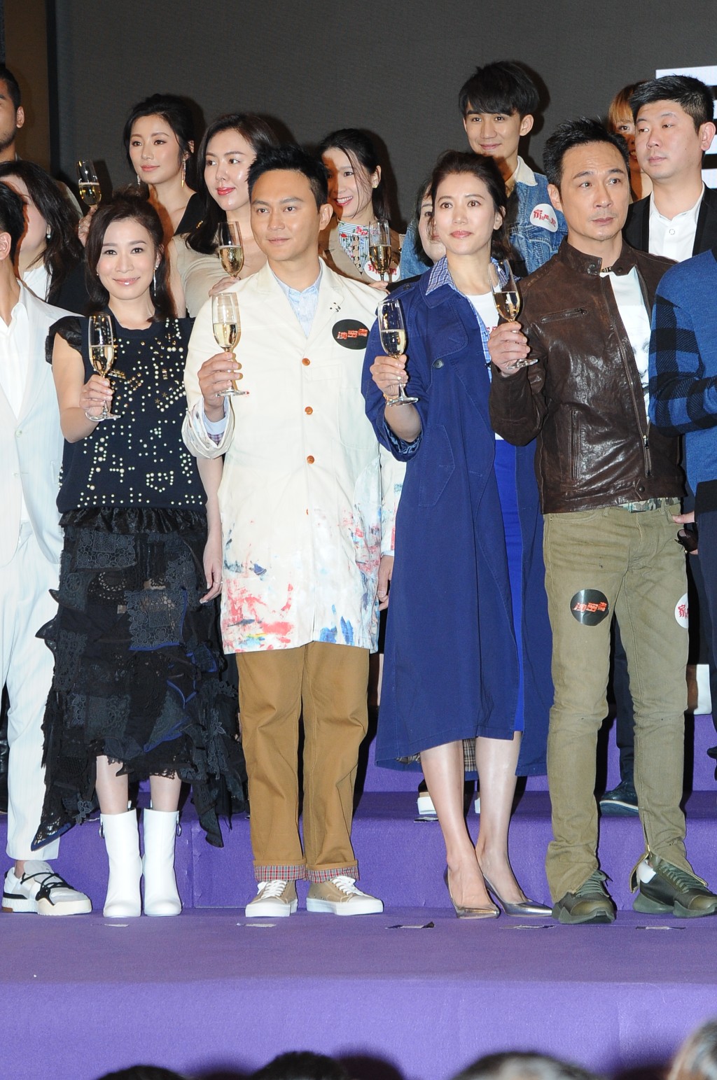 电影《泄密者》和《家和万事惊》曾于香港国际影视展举行发布会。佘诗曼与袁咏仪未有眼神交流，而张智霖夹在二人中间显得僵硬，身旁还有吴镇宇。