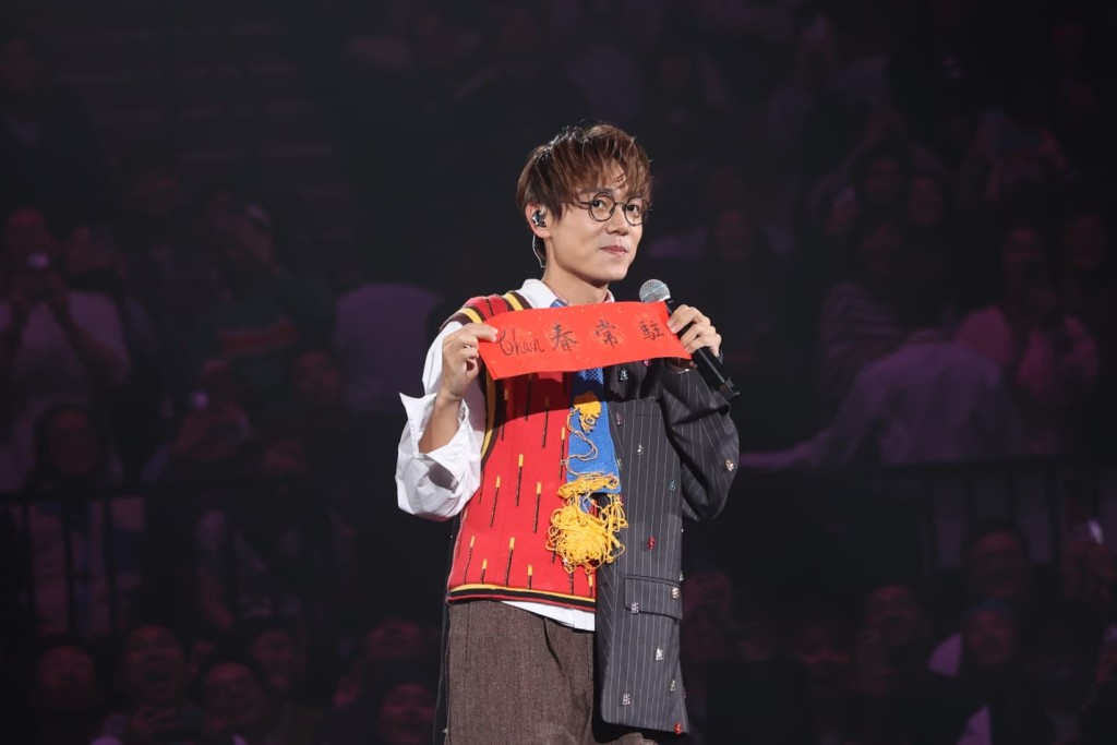 林家謙對Jace笑說︰「長輩準備咗禮物畀你。」隨即拿出揮春寫有「CHAN春常駐」。