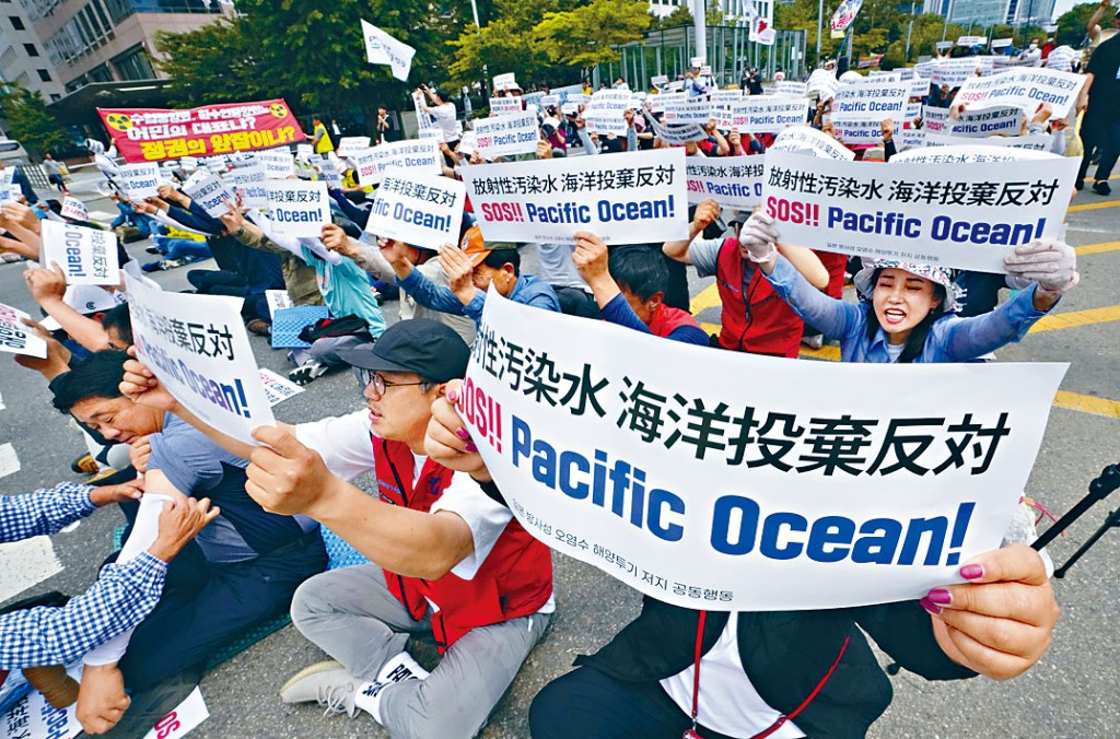 一群南韓漁民日前在首爾國會大樓外集會，抗議日本計畫排放福島核廢水入海。