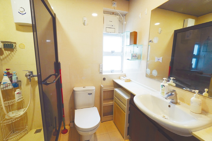 浴室设有窗户，有效促进空气流通。