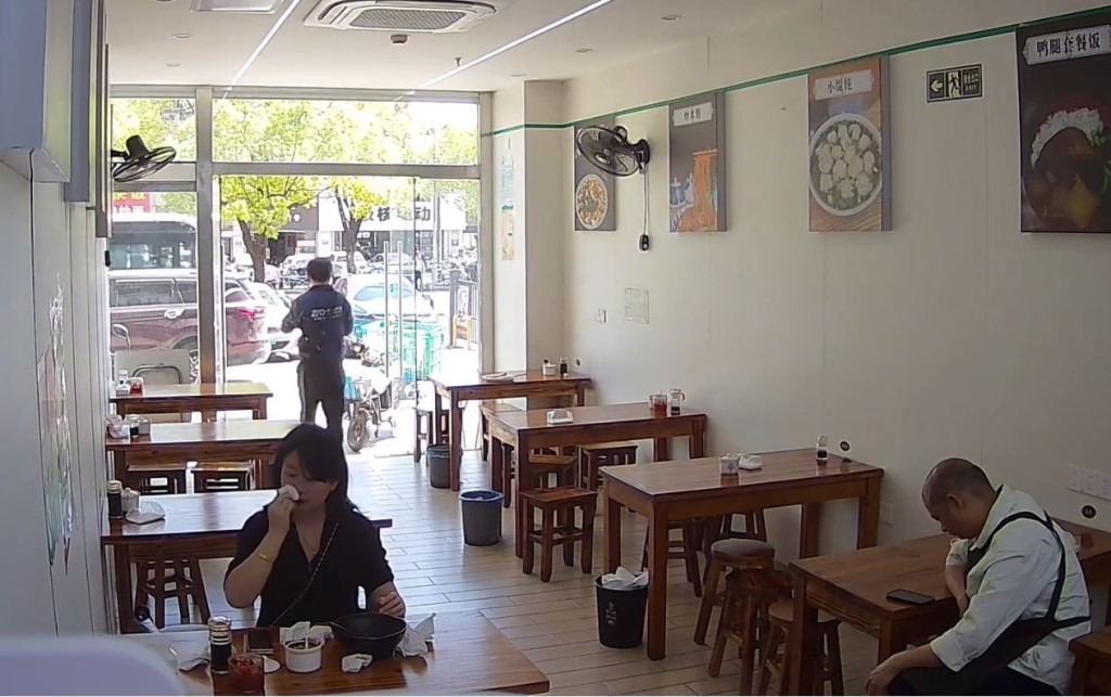 上海缺德女將污穢紙巾塞入店家的辣椒油瓶內，遭網民起底。微博＠1024專員