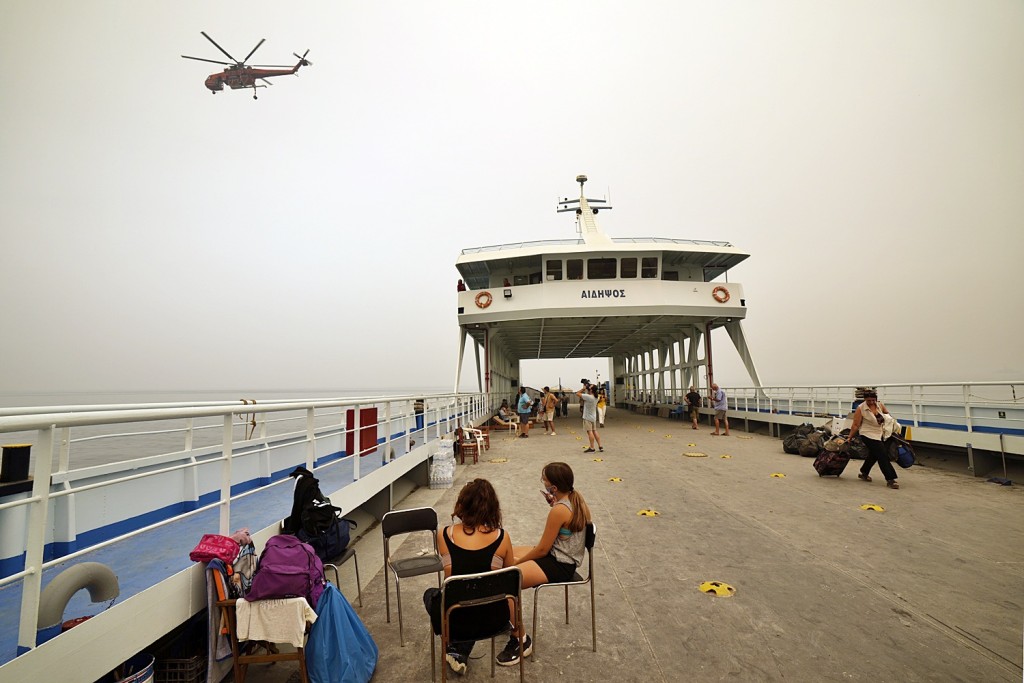 希腊山火蔓延，埃维亚岛2000多人撤离。AP图片