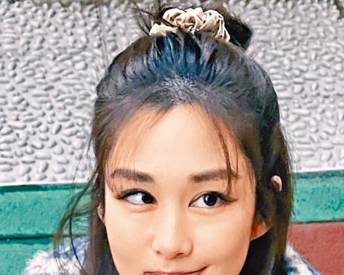 香香使出鬼馬單邊鬥鷄眼,坦言連自己都好驚喜。