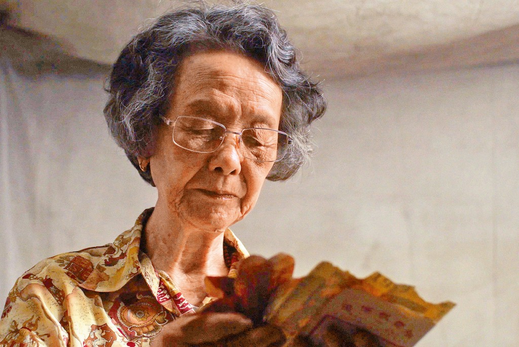 阿嬤吳少卿睇緊情書。 阿嬤吳少卿睇緊情書。