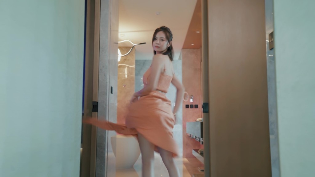 游游在酒店房間上演了一幕「長腿無限好Fashion Show」。