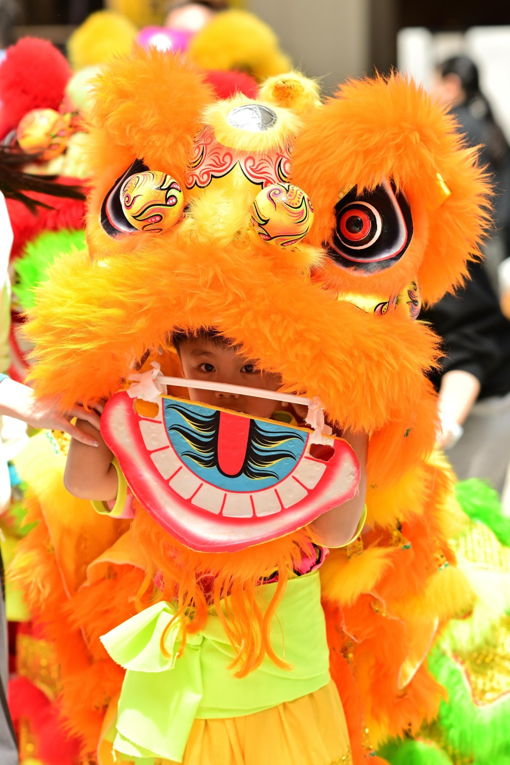 典禮在一片歡樂氣氛中揭開序幕。 典禮在一片歡樂氣氛中揭開序幕。