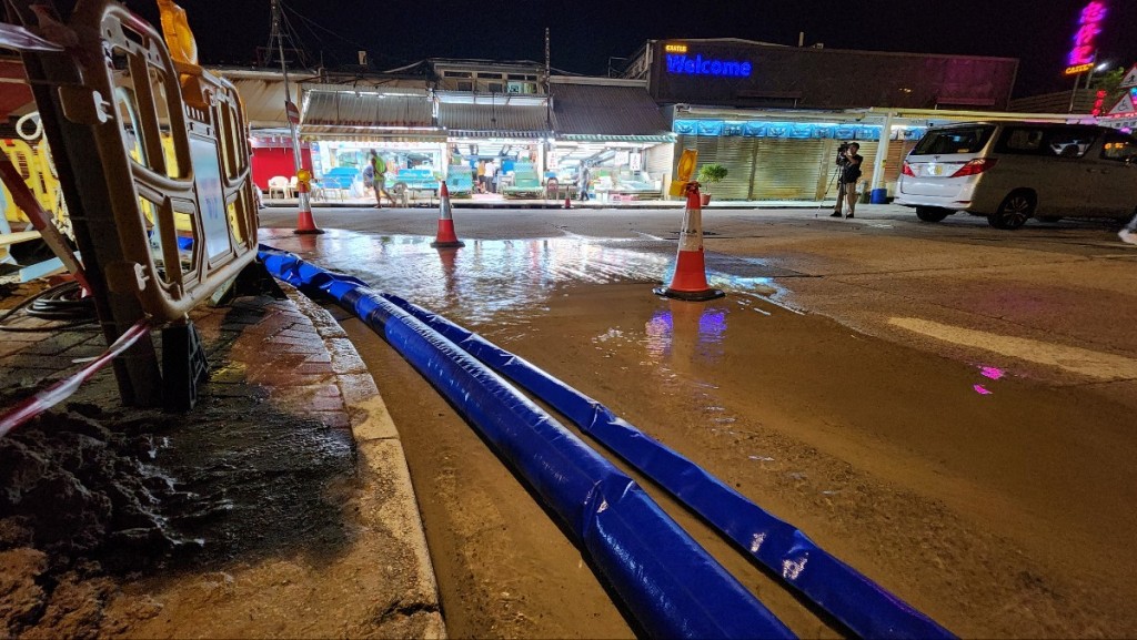 黃泥水雖已退去,但路上遺下沙石。 黃泥水雖已退去,但路上遺下沙石。