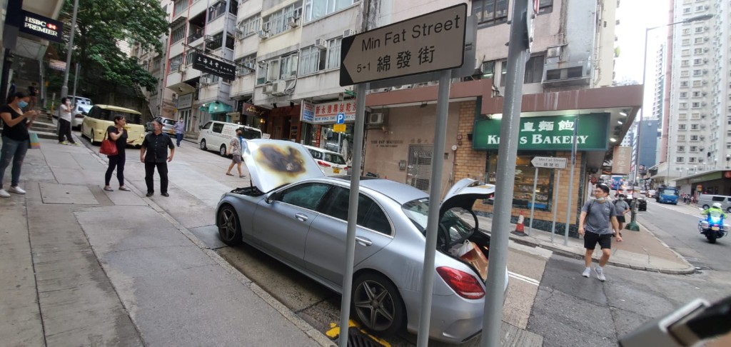 Benz行駛途中突然冒煙起火。楊偉亨攝