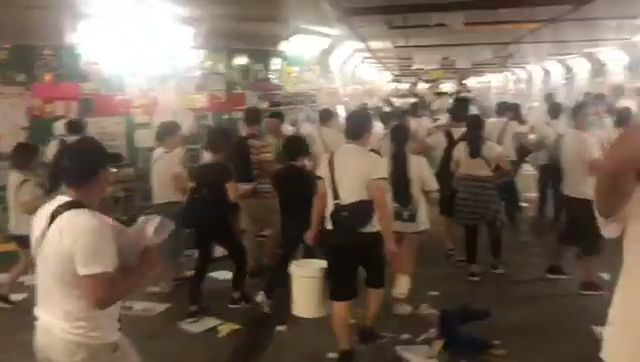 一批男女到場撕走便利貼,改貼上印有多名泛民議員及反對修例示威者照片的紙張。